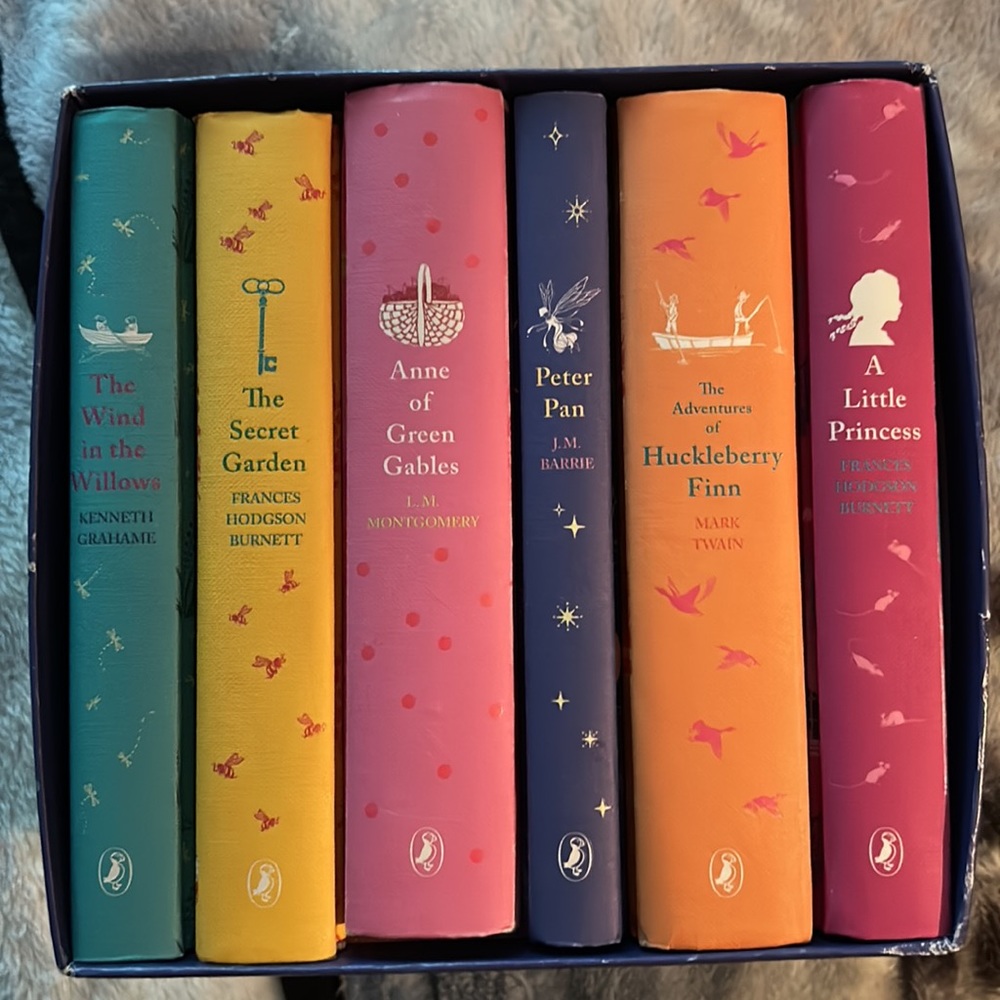 GUC Puffin Classics Deluxe Collection. Box and book corners light signs of wear.